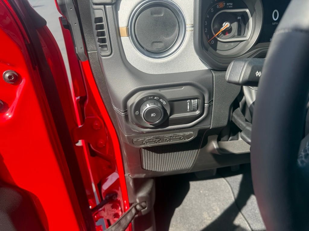 Used 2025 Jeep Wrangler Sahara image 24