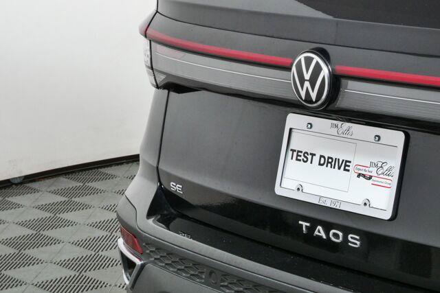 Used 2025 Volkswagen Taos SE w/ Panoramic Sunroof Package FWD image 34