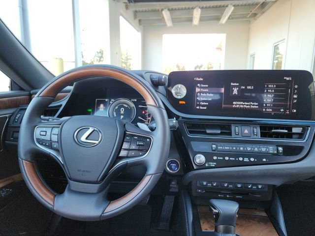 Used 2022 Lexus ES 300h w/ Luxury Package image 18