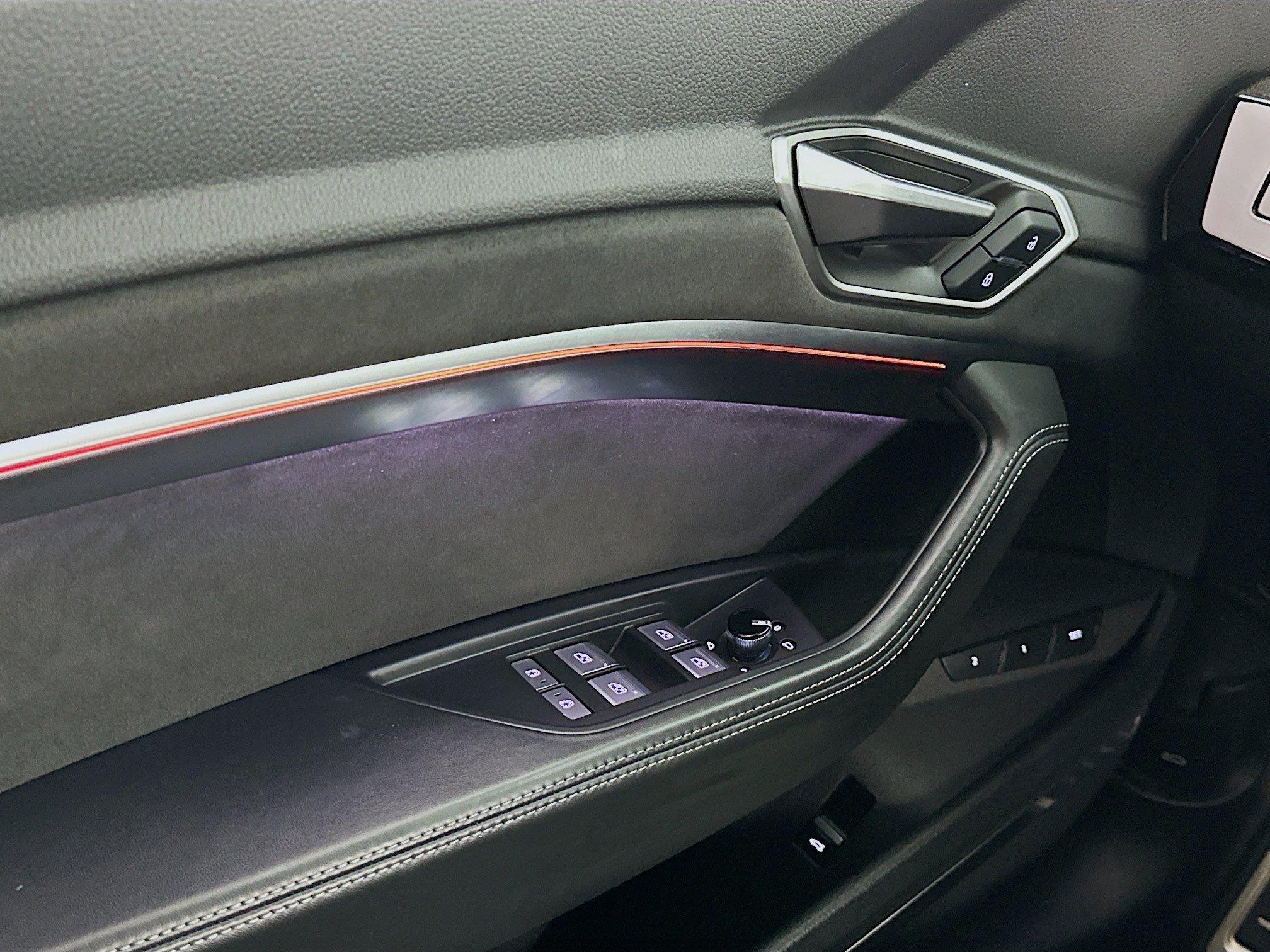 Used 2024 Audi SQ8 e-tron Premium Plus w/ Black Optic Package image 15