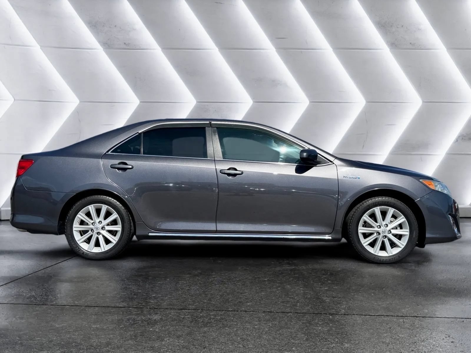 Used 2014 Toyota Camry XLE w/ Leather Package FWD image 4