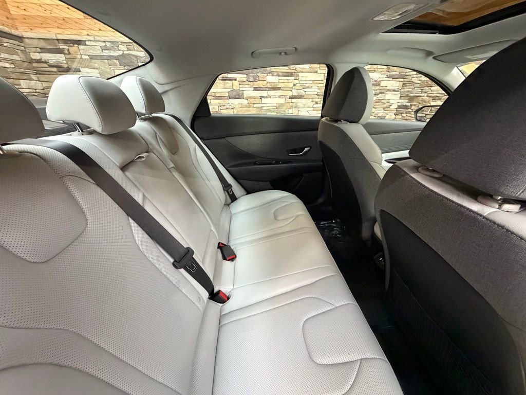 Certified 2025 Hyundai Elantra Limited image 32