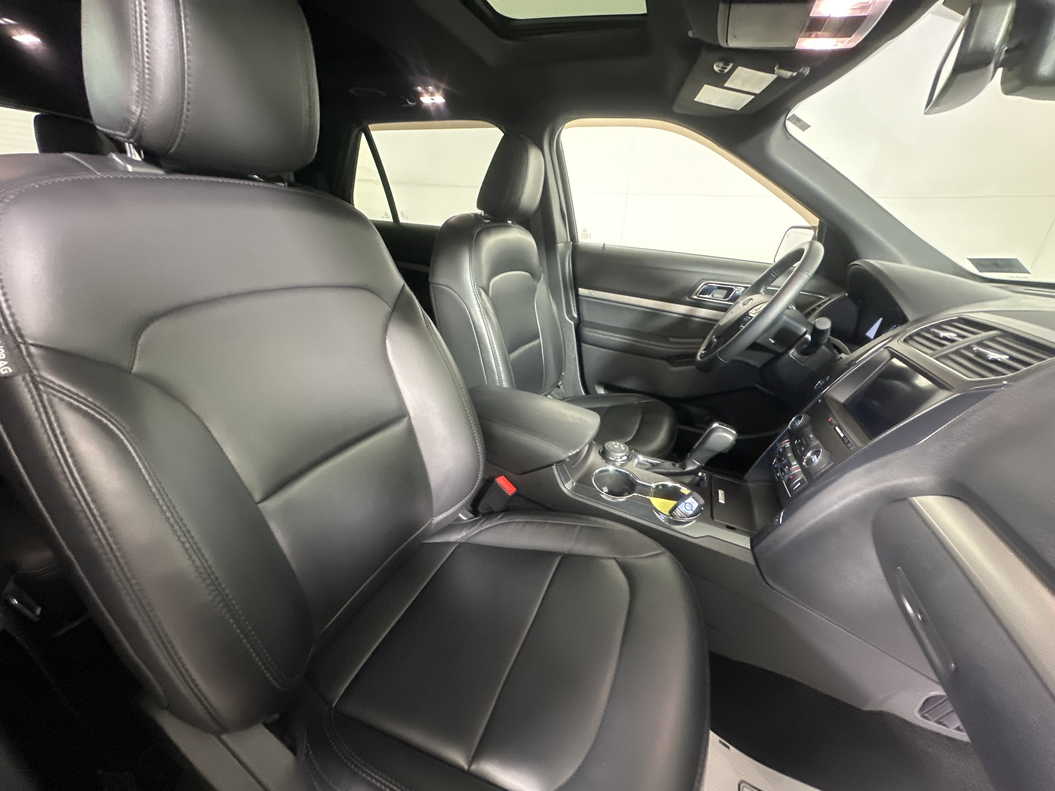 Used 2019 Ford Explorer XLT w/ Equipment Group 202A AWD/4WD image 29