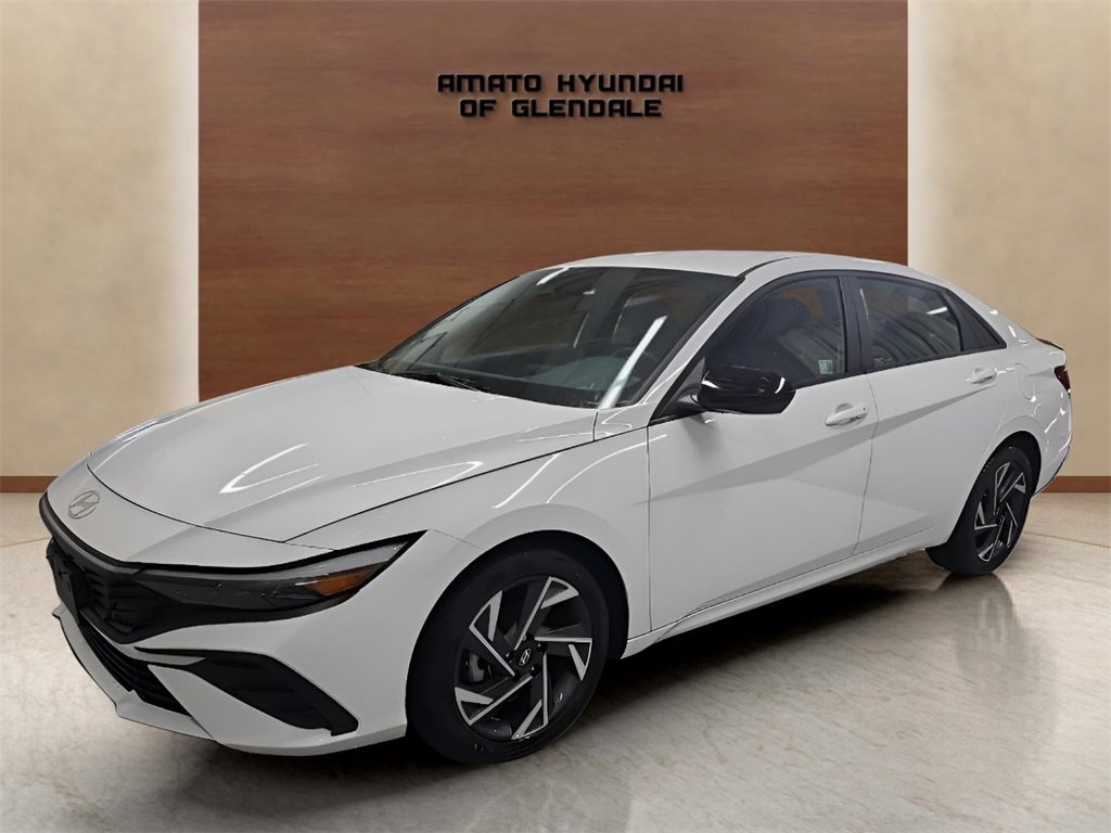 Used 2025 Hyundai Elantra Sport image 2