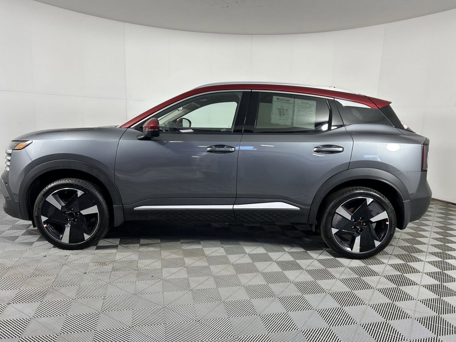 Used 2025 Nissan Kicks SR image 12