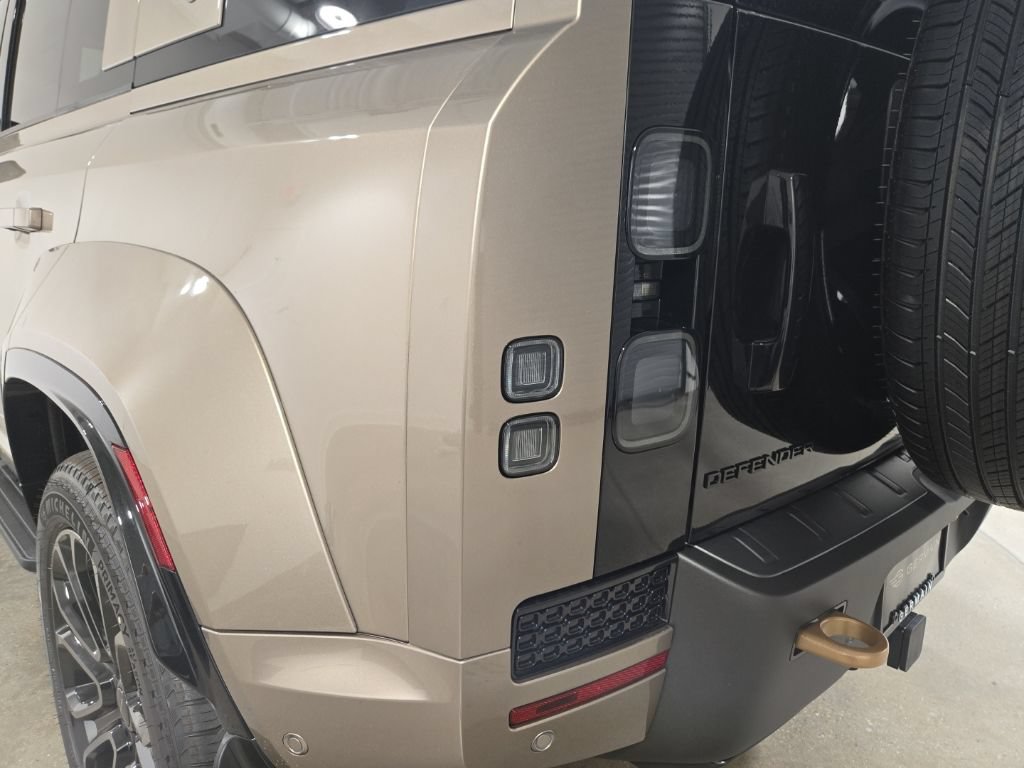 New 2026 Land Rover Defender 110 AWD/4WD image 27
