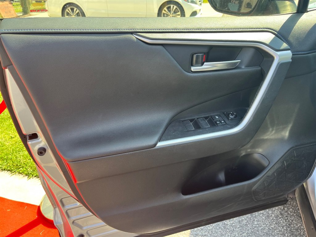 Used 2019 Toyota RAV4 XSE AWD/4WD image 3