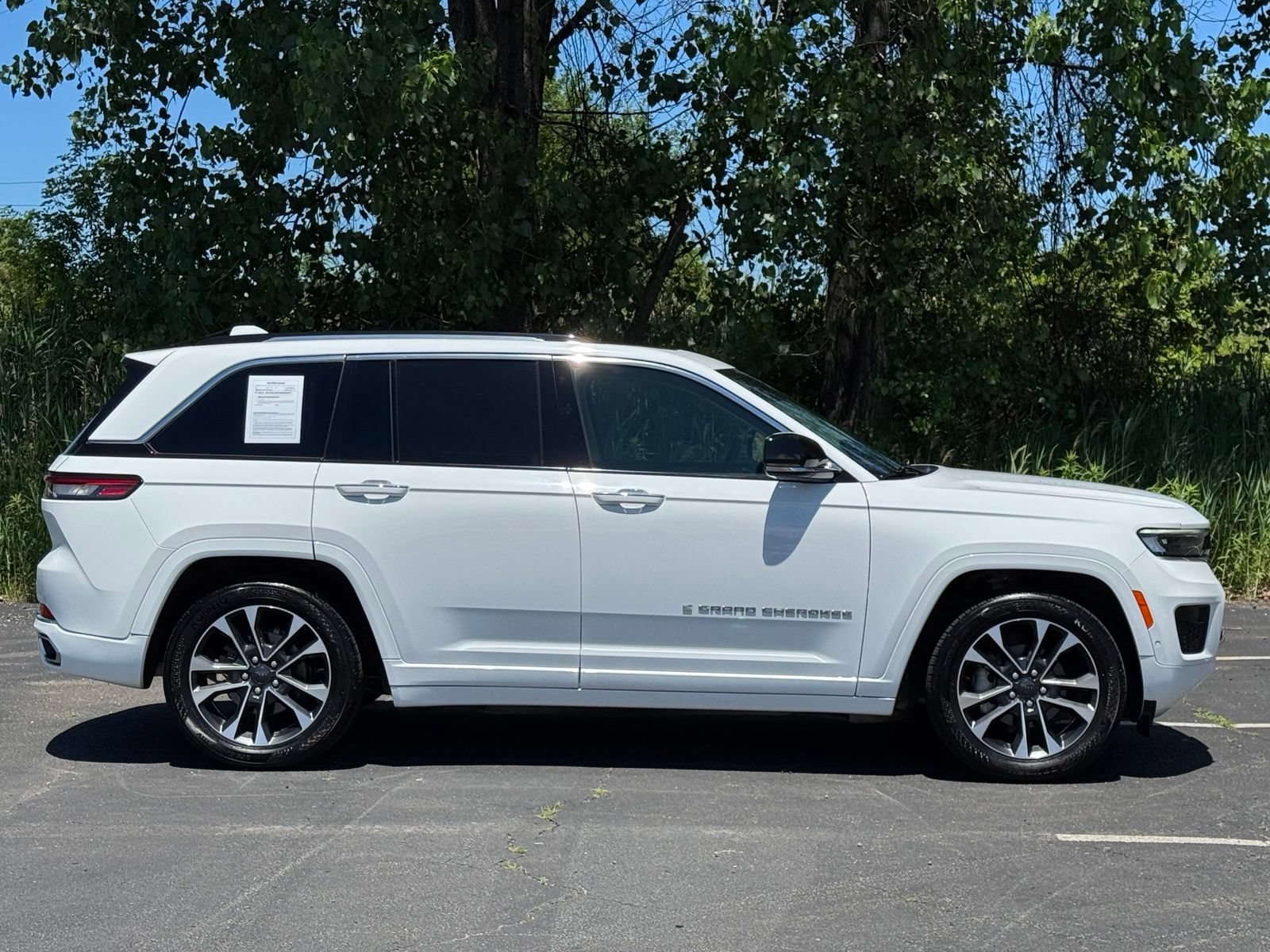 Used 2023 Jeep Grand Cherokee Overland AWD/4WD image 5