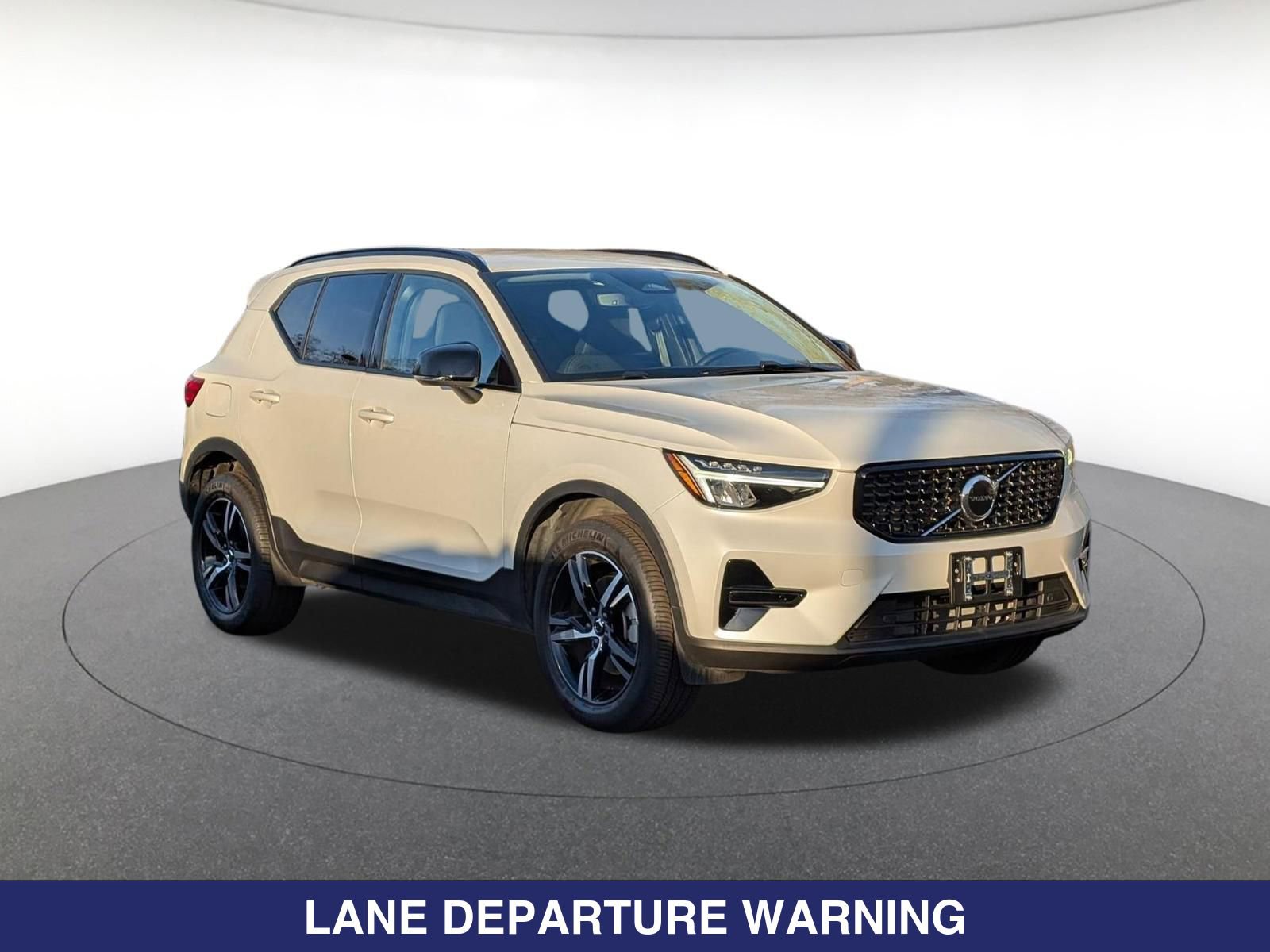 Used 2024 Volvo XC40 B5 Core AWD/4WD image 2