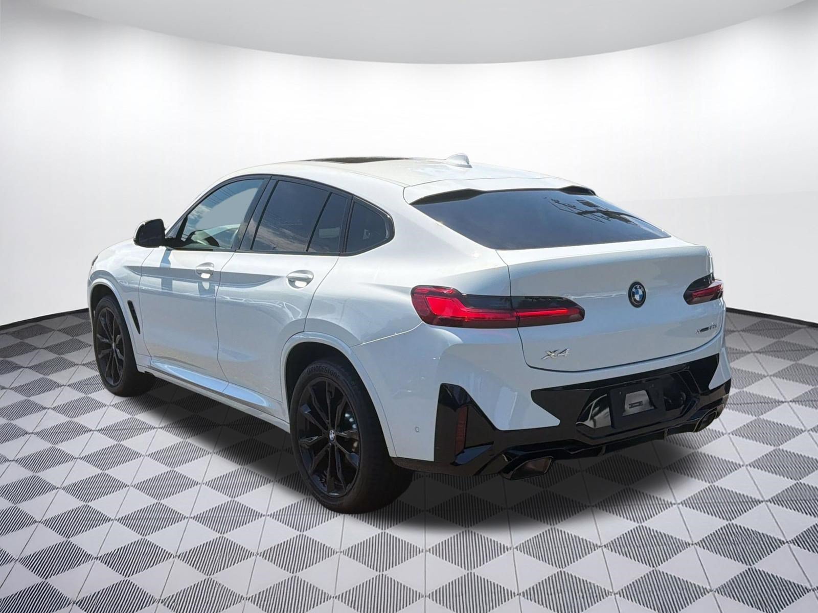 Used 2025 BMW X4 xDrive30i w/ Premium Package AWD/4WD image 3
