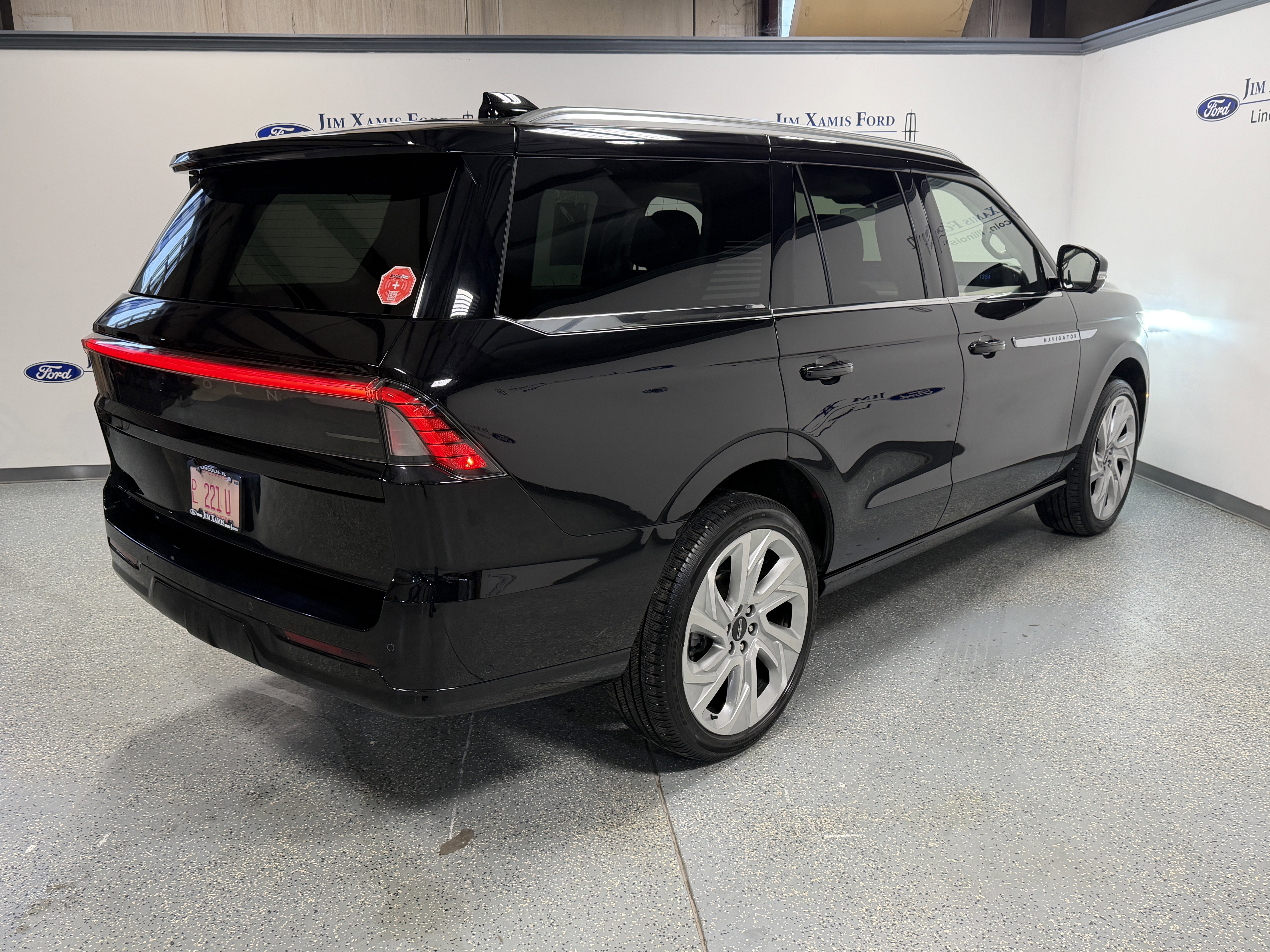Used 2025 Lincoln Navigator Reserve image 6