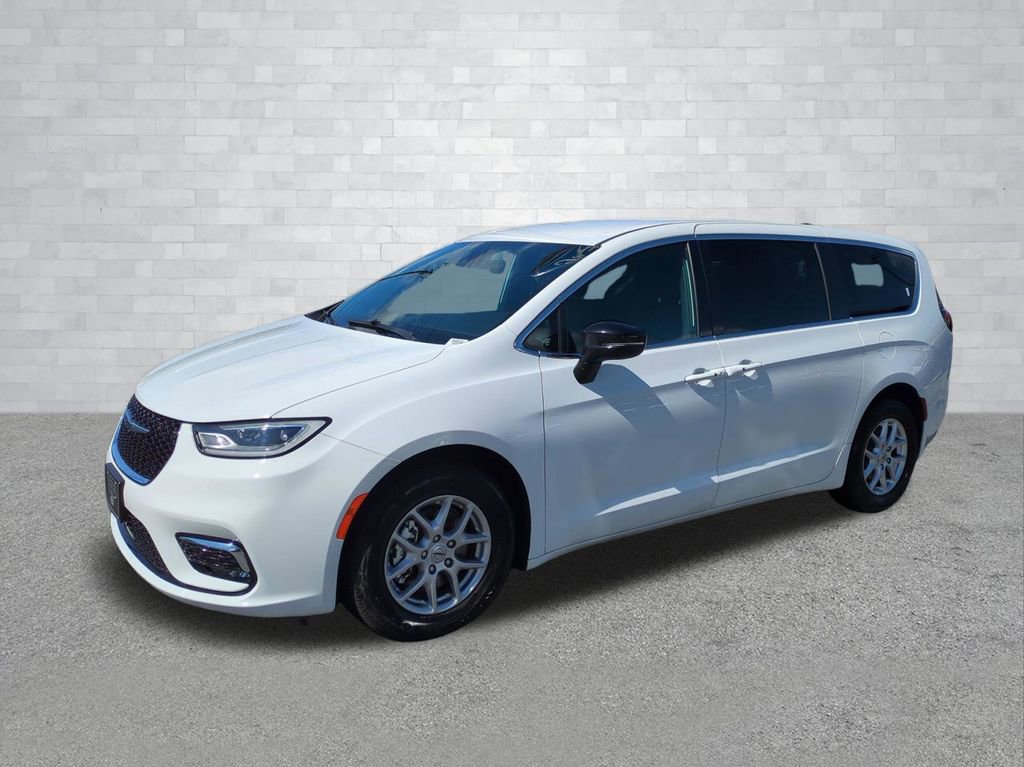 Used 2025 Chrysler Pacifica Select image 10