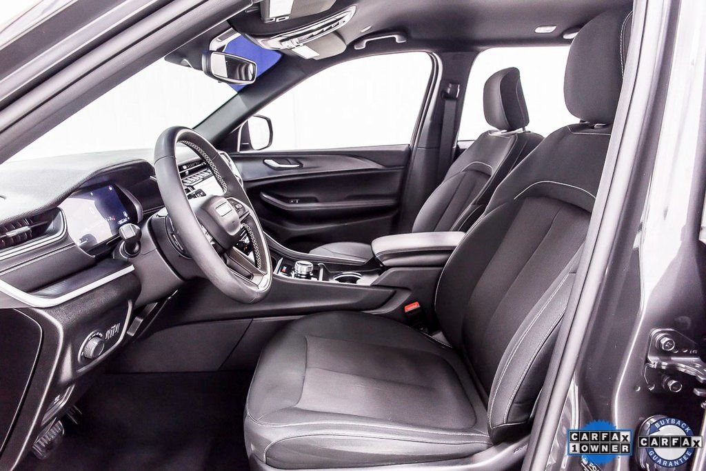 Used 2024 Jeep Grand Cherokee Laredo image 28