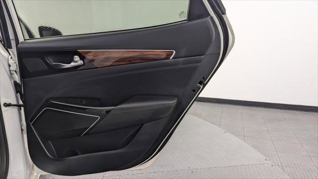 Used 2017 Kia Cadenza Premium w/ Luxury Package image 18