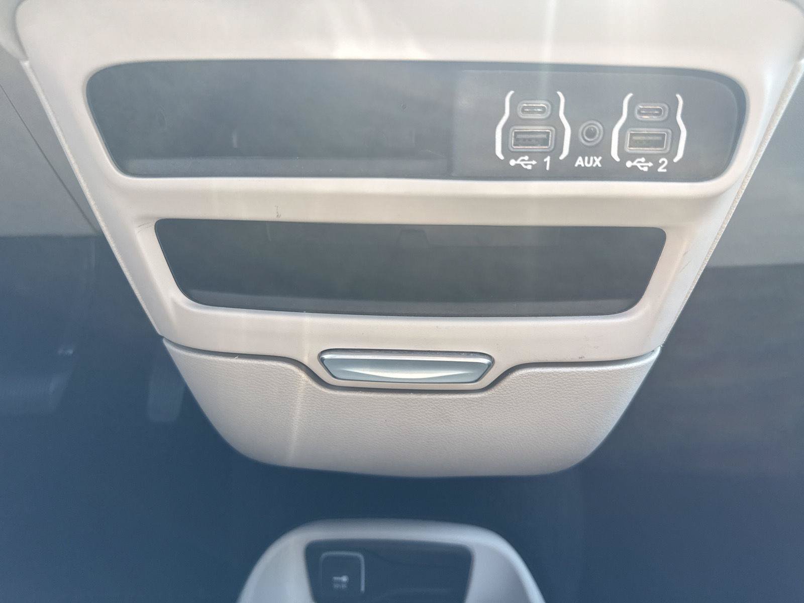 Used 2023 Chrysler Voyager LX FWD image 24