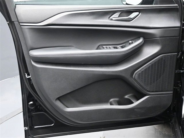 New 2025 Jeep Grand Cherokee Altitude image 11