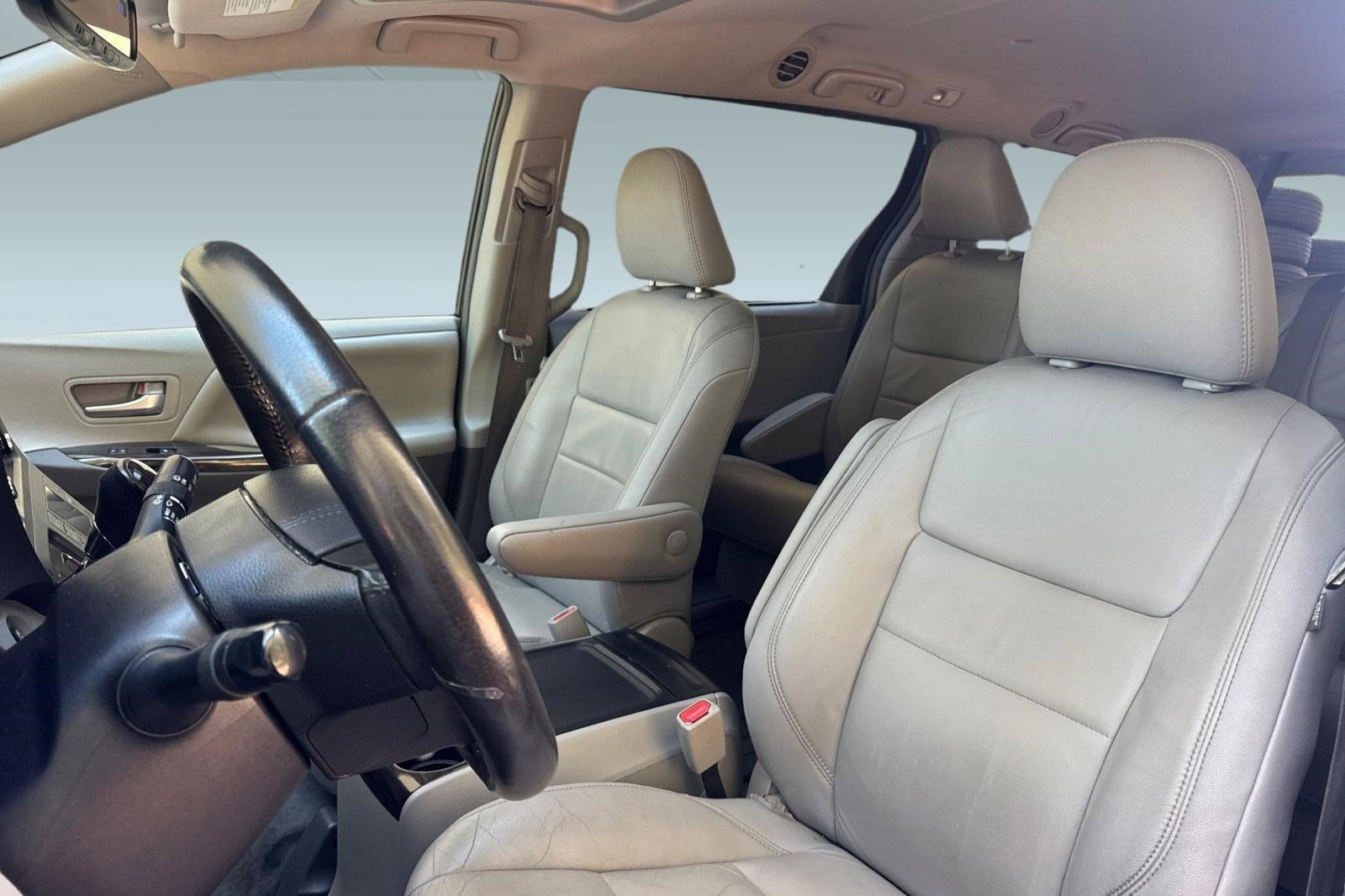 Used 2018 Toyota Sienna XLE FWD image 23