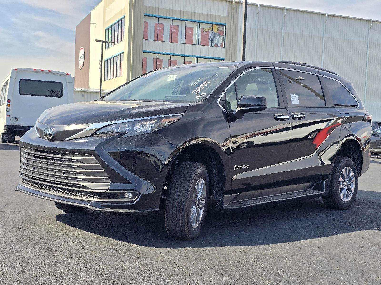 Used 2026 Toyota Sienna XLE FWD image 3