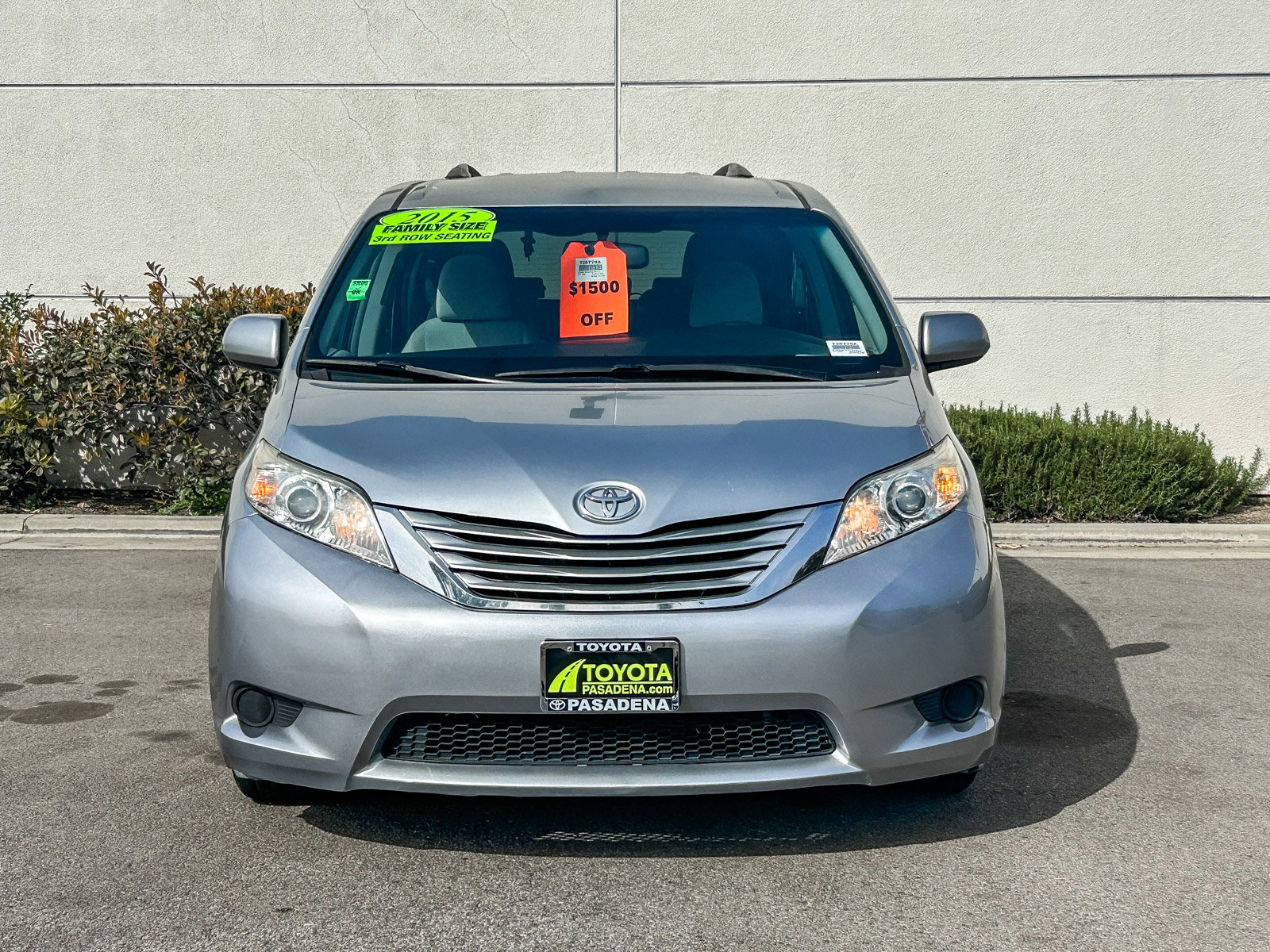 Used 2015 Toyota Sienna LE w/ Four Season Floor Mat Package image 2