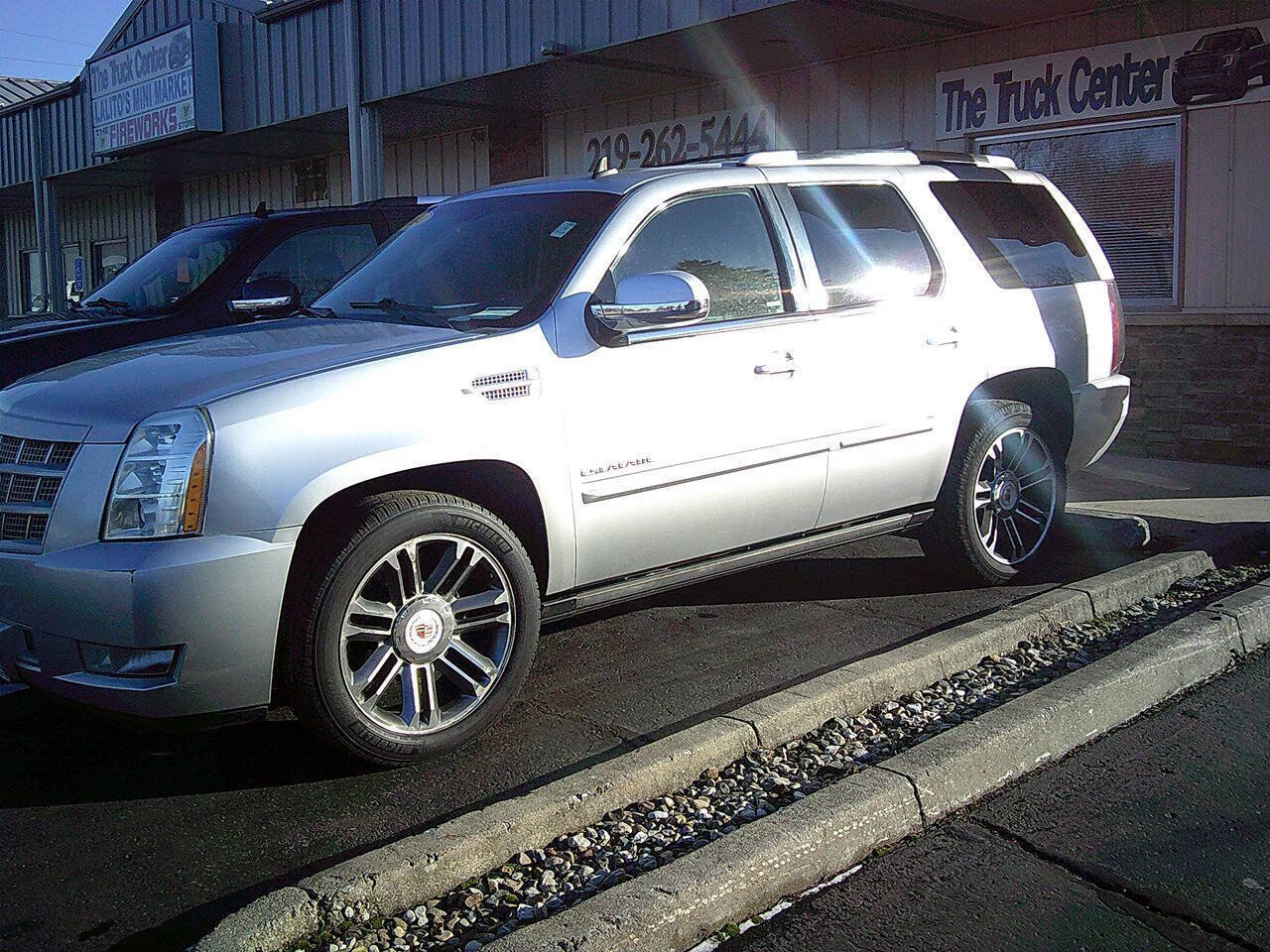 Used 2014 Cadillac Escalade Premium image 2