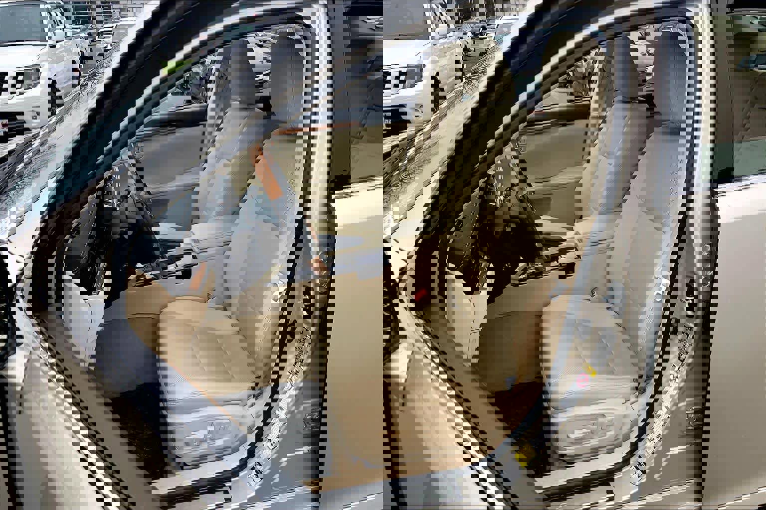 Used 2014 Lexus ES 300h w/ Premium Package w/Bamboo Trim image 8