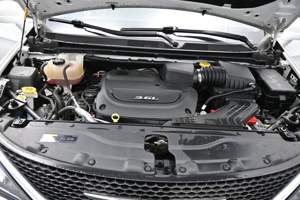 Used 2019 Chrysler Pacifica Touring-L FWD image 26