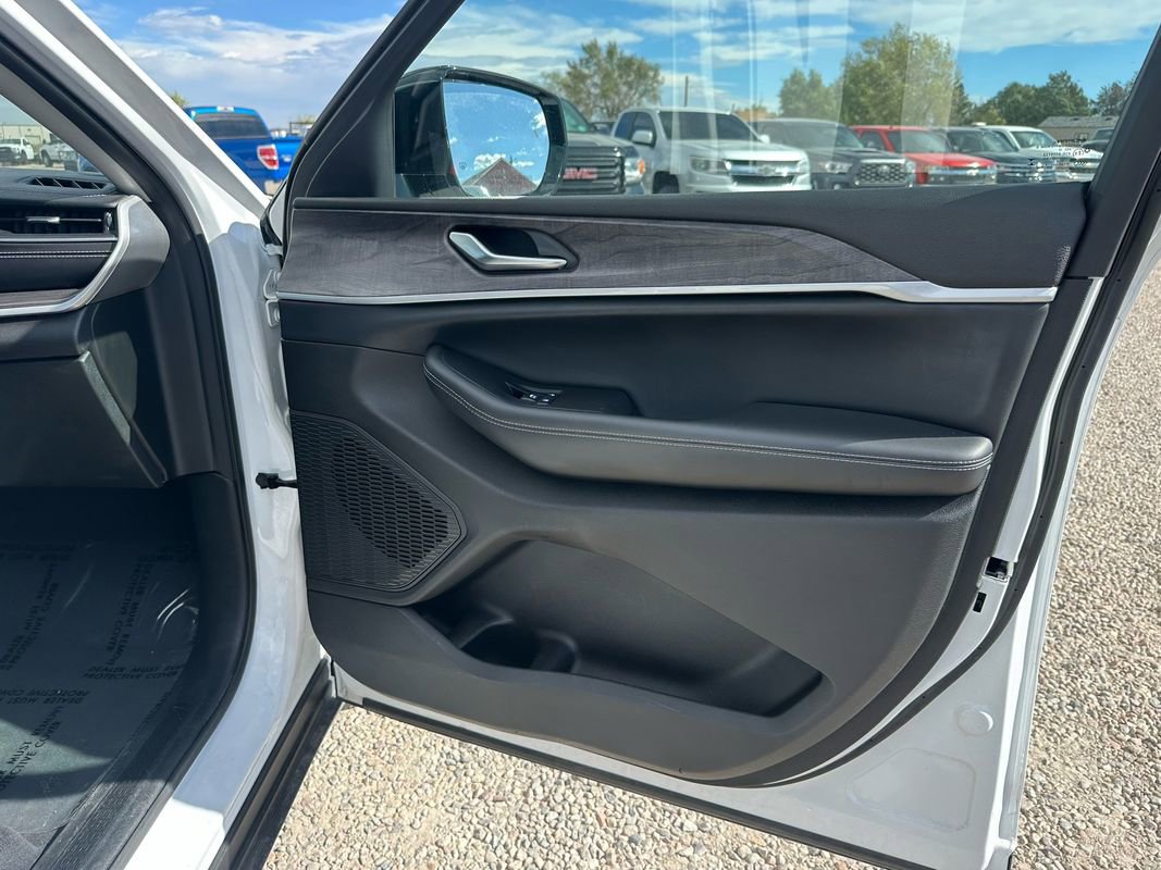 Used 2023 Jeep Grand Cherokee Limited w/ Black Appearance Package image 13