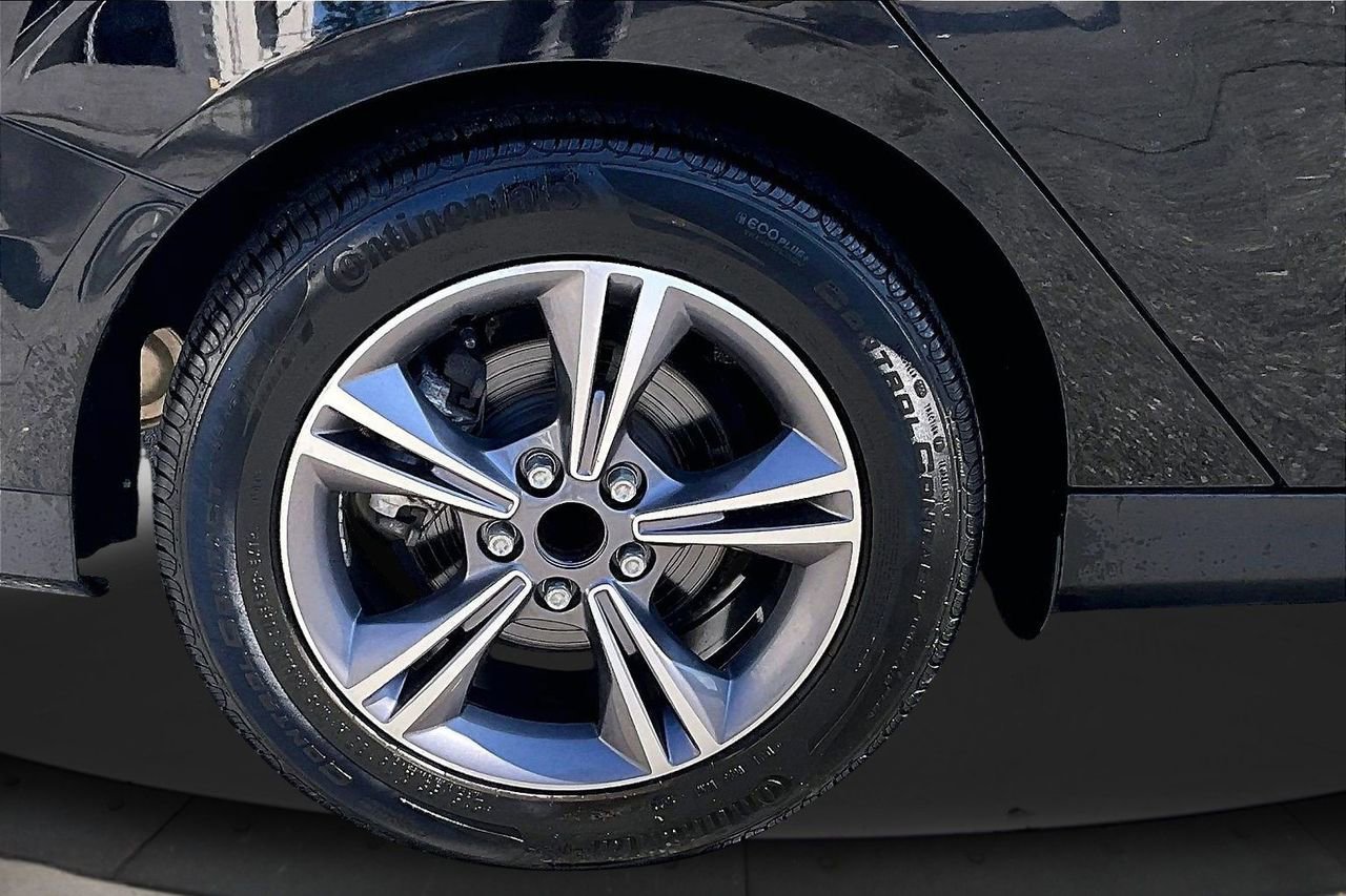 Used 2018 Ford Focus SE w/ SE Appearance Package image 33