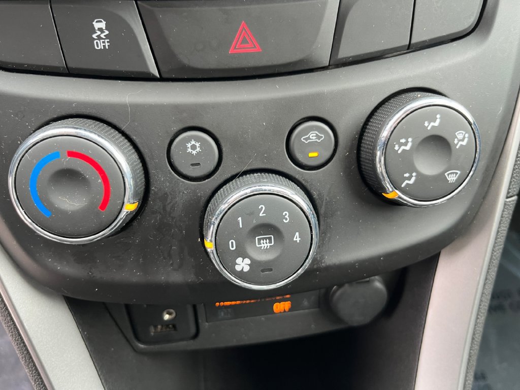 Used 2019 Chevrolet Trax LT w/ LT Convenience Package AWD/4WD image 19