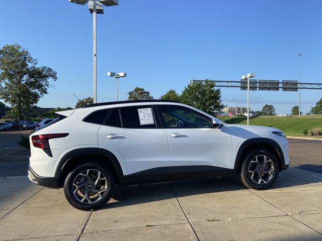 Used 2025 Chevrolet Trax LT w/ LT Convenience Package FWD image 11