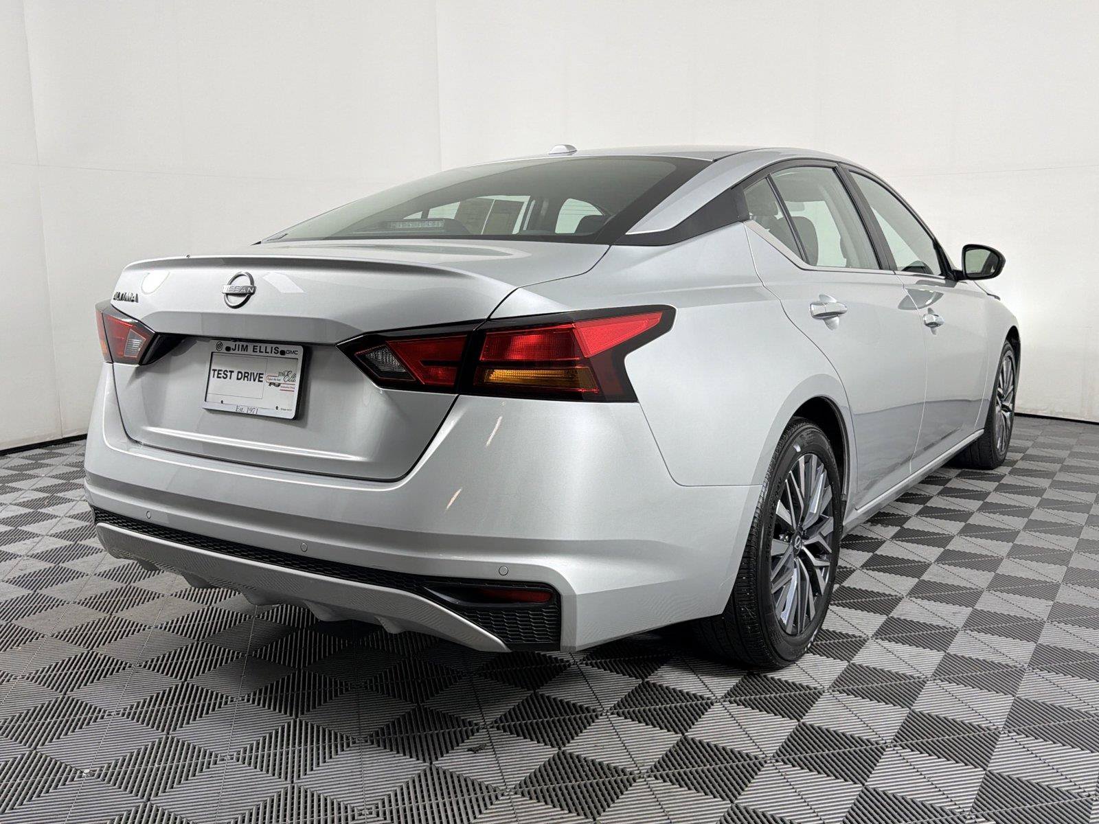 Used 2025 Nissan Altima 2.5 SV FWD image 6