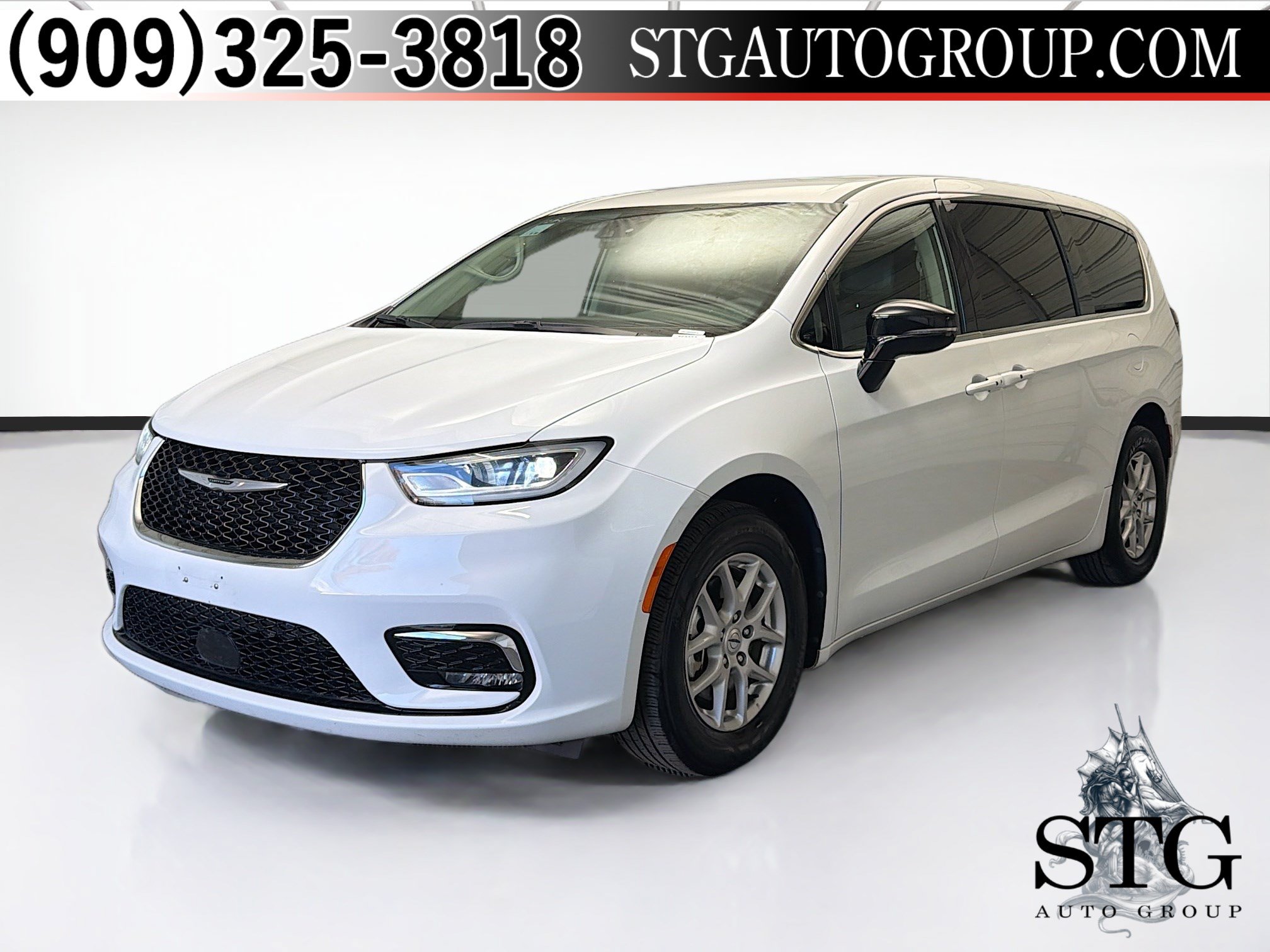 Used 2024 Chrysler Pacifica Touring-L FWD image 1