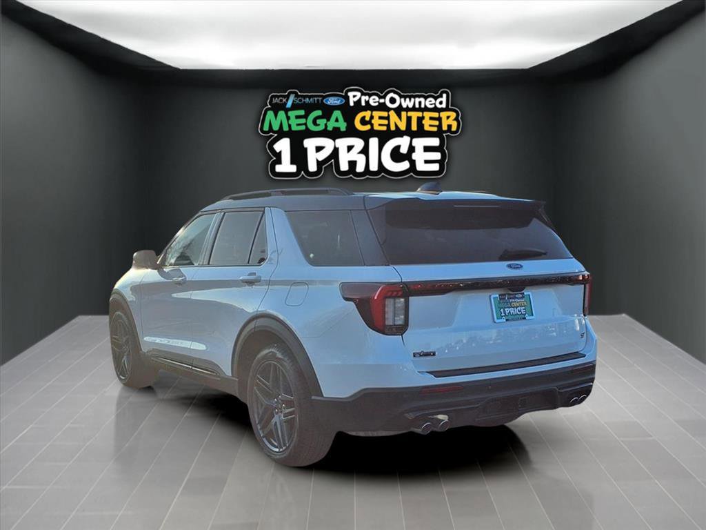 Used 2025 Ford Explorer ST image 3