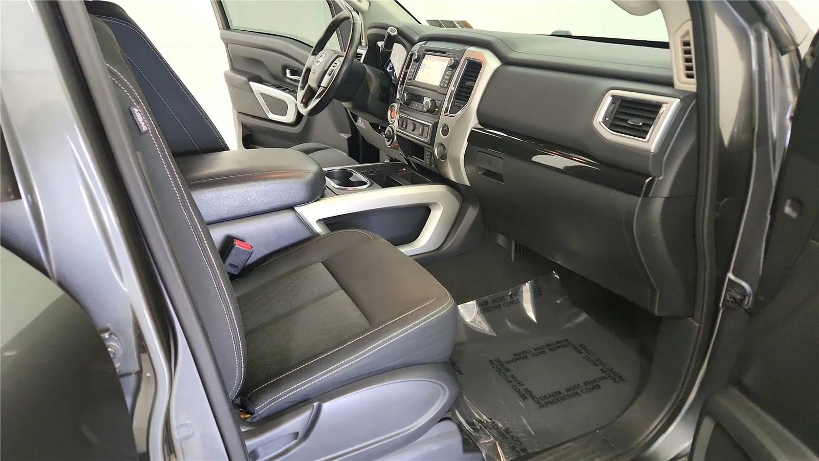 Used 2017 Nissan Titan SV AWD/4WD image 35