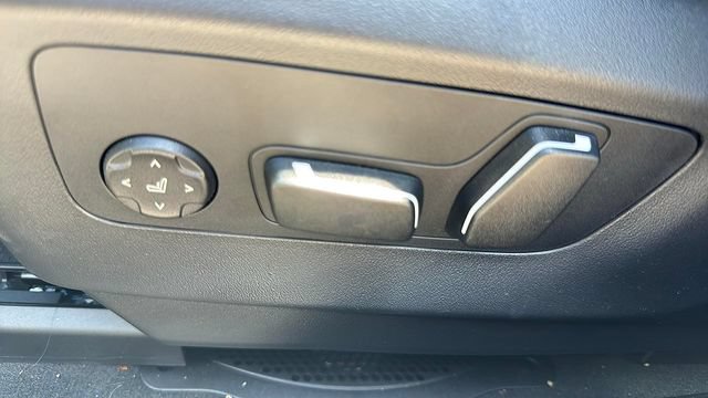 Used 2025 BMW 530i xDrive w/ Premium Package AWD/4WD image 17