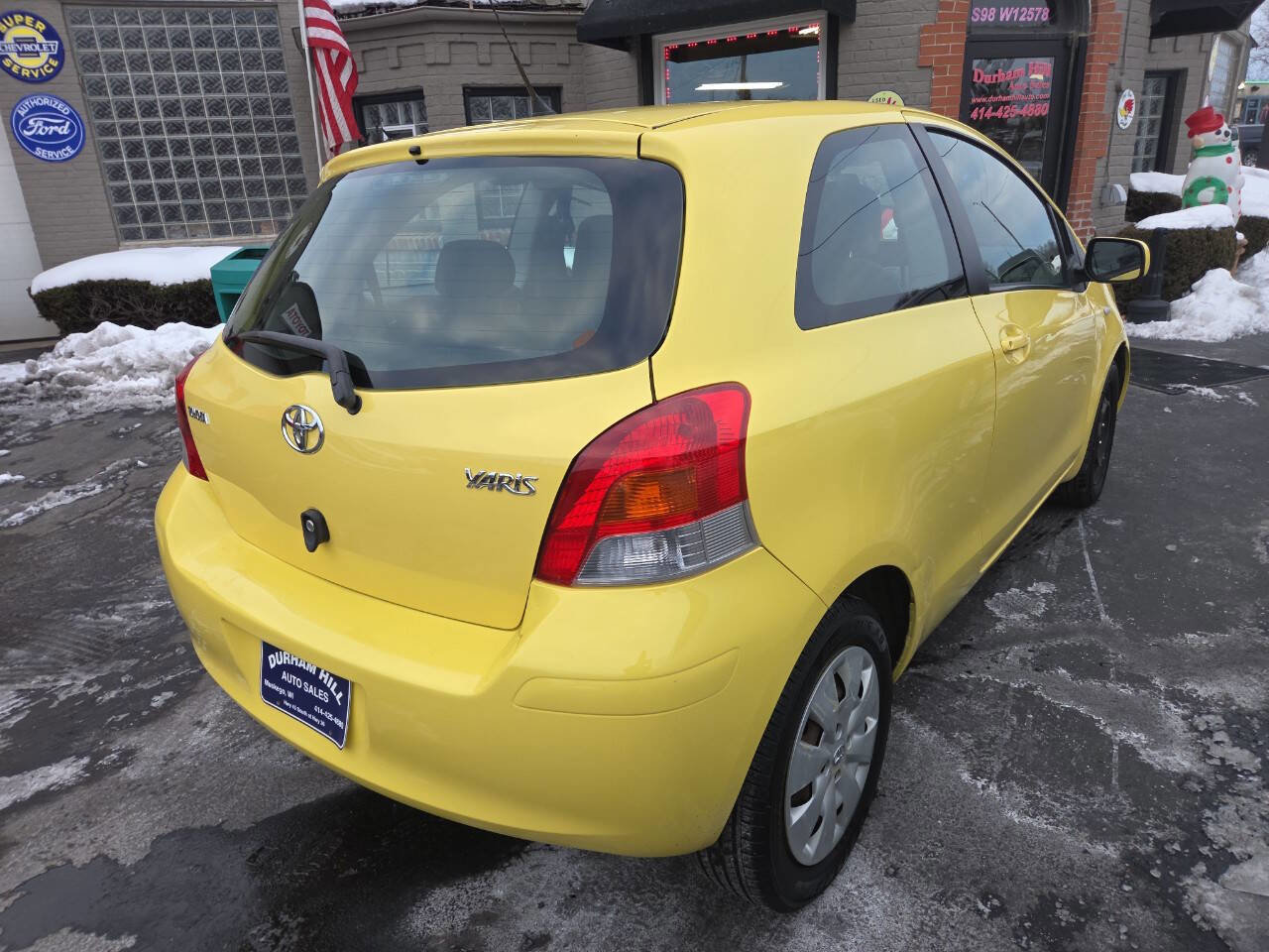 Used 2009 Toyota Yaris 2-Door Hatchback image 3