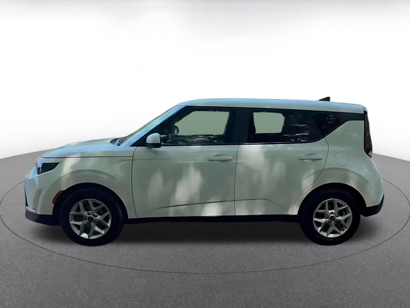 Used 2025 Kia Soul LX w/ LX Technology Package FWD image 9
