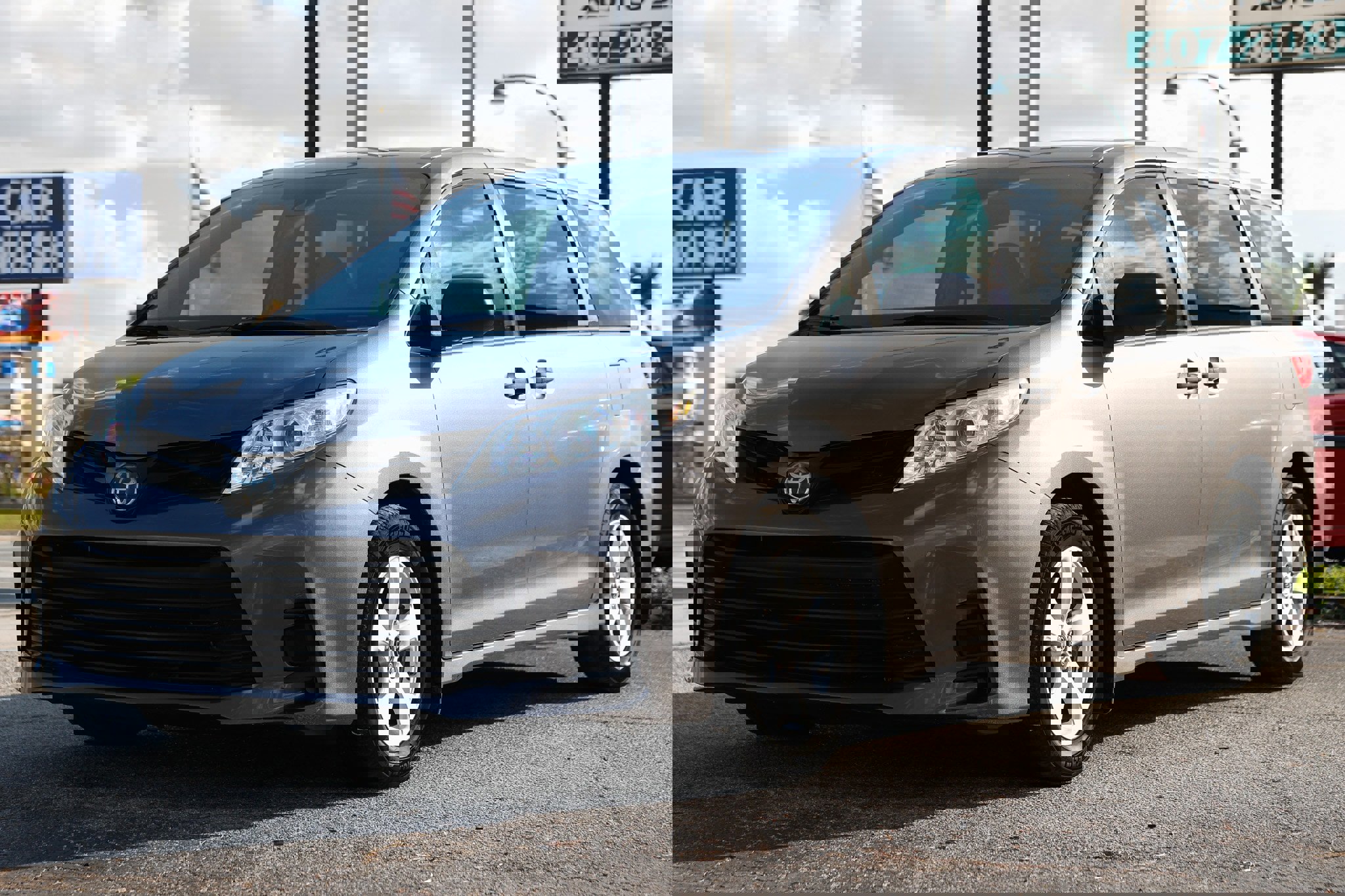 Used 2019 Toyota Sienna L image 4