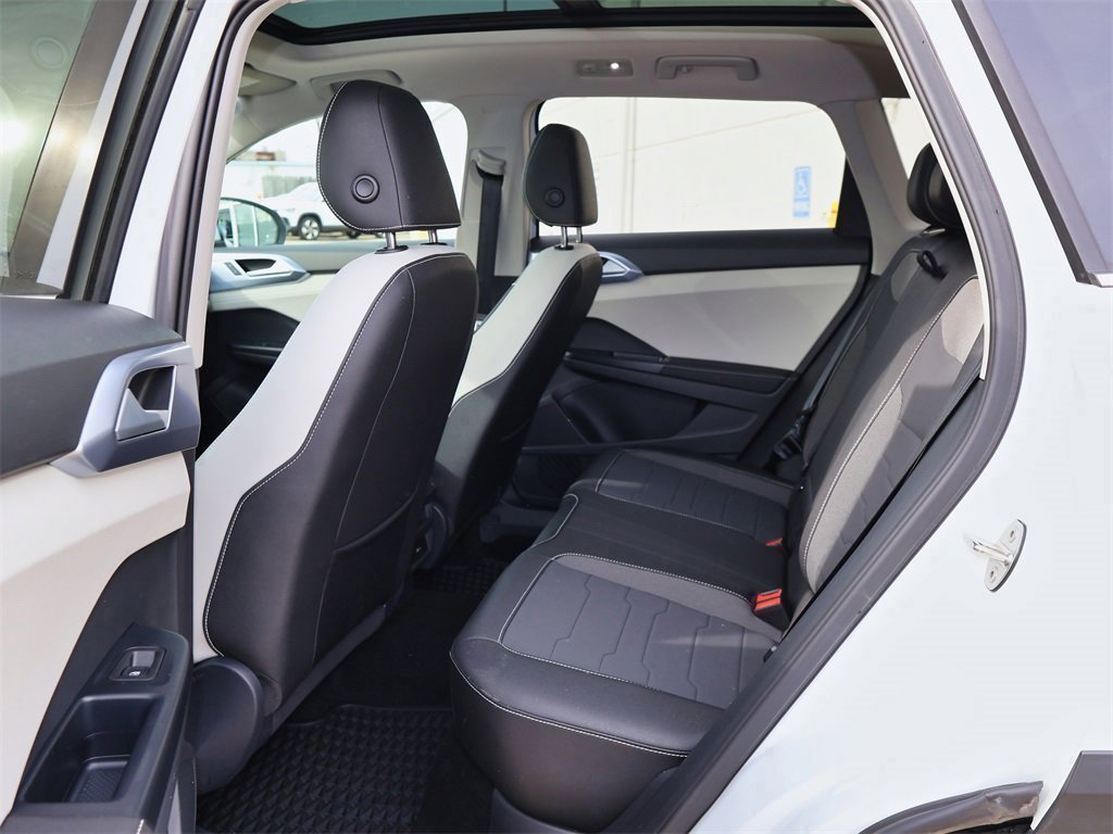 Certified 2025 Volkswagen Taos SE w/ Panoramic Sunroof Package image 15