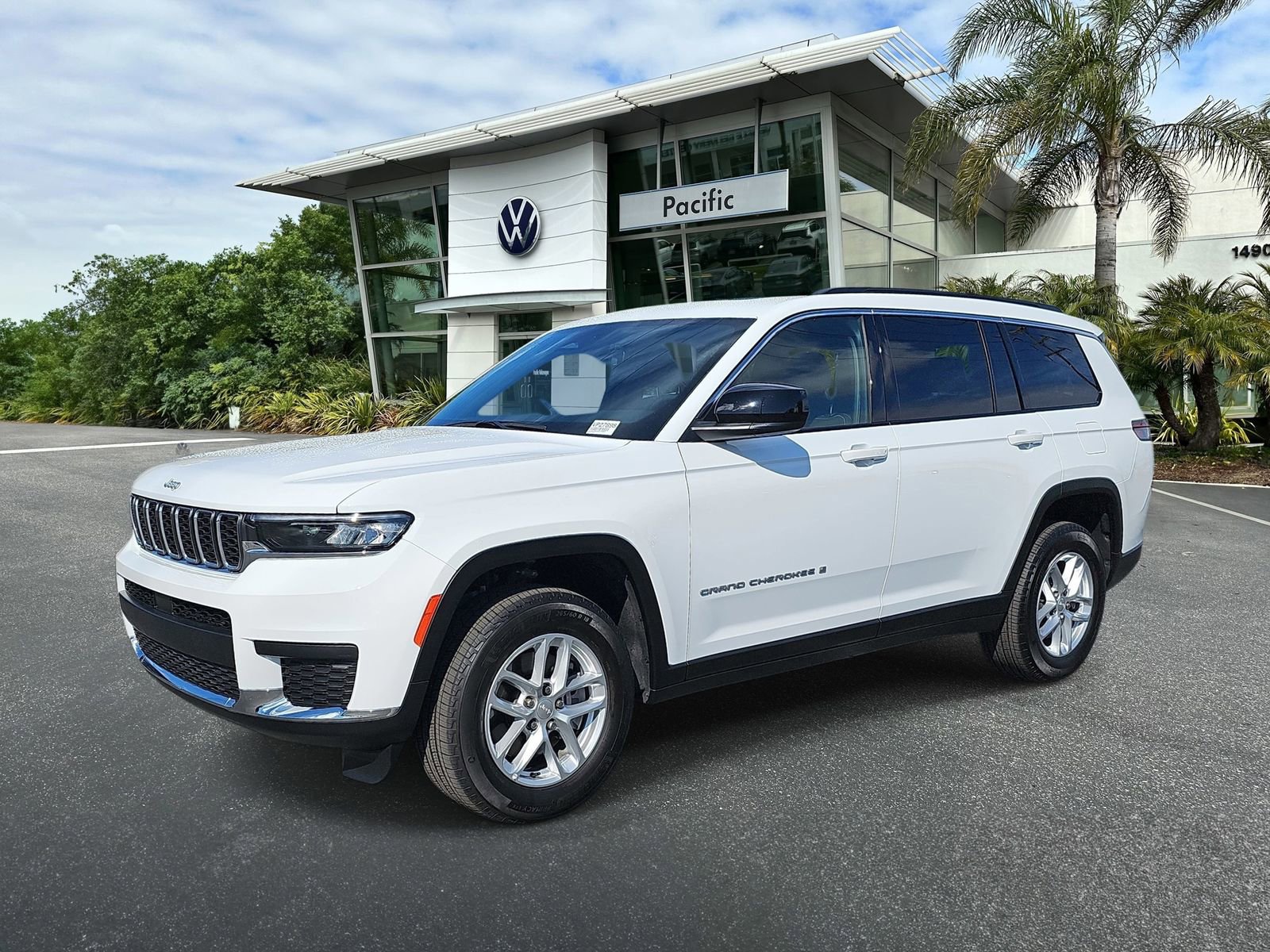 Used 2025 Jeep Grand Cherokee L Laredo RWD image 1