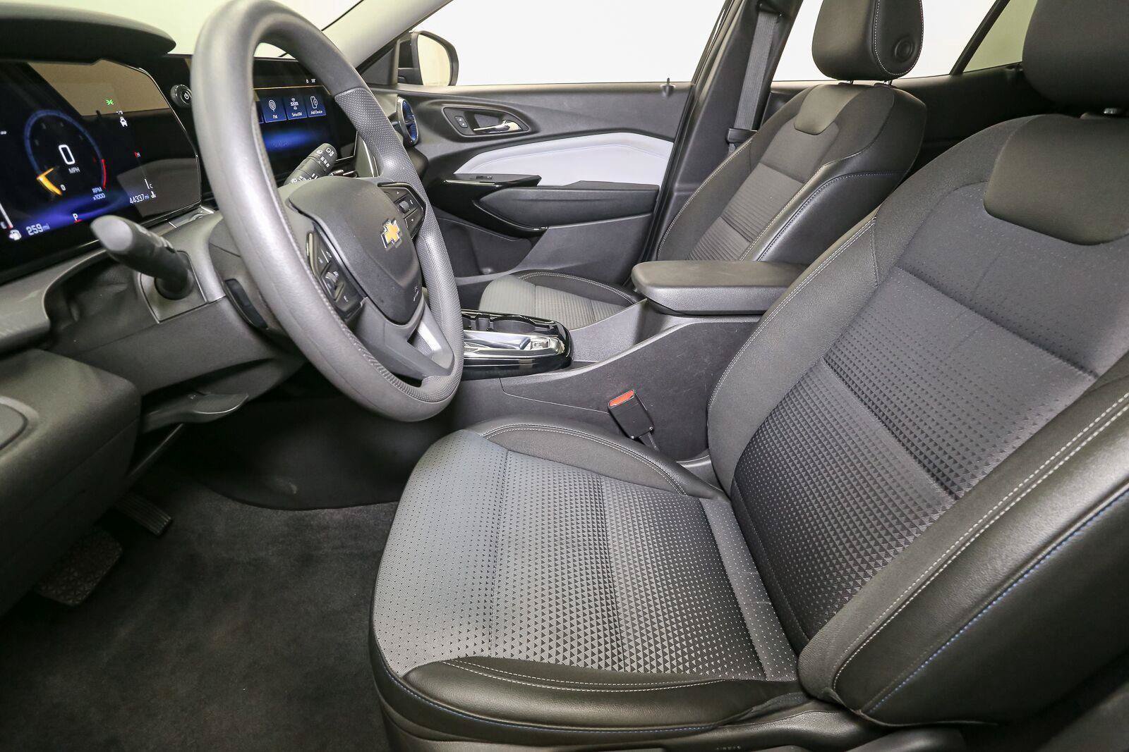 Used 2025 Chevrolet Trax LT FWD image 40
