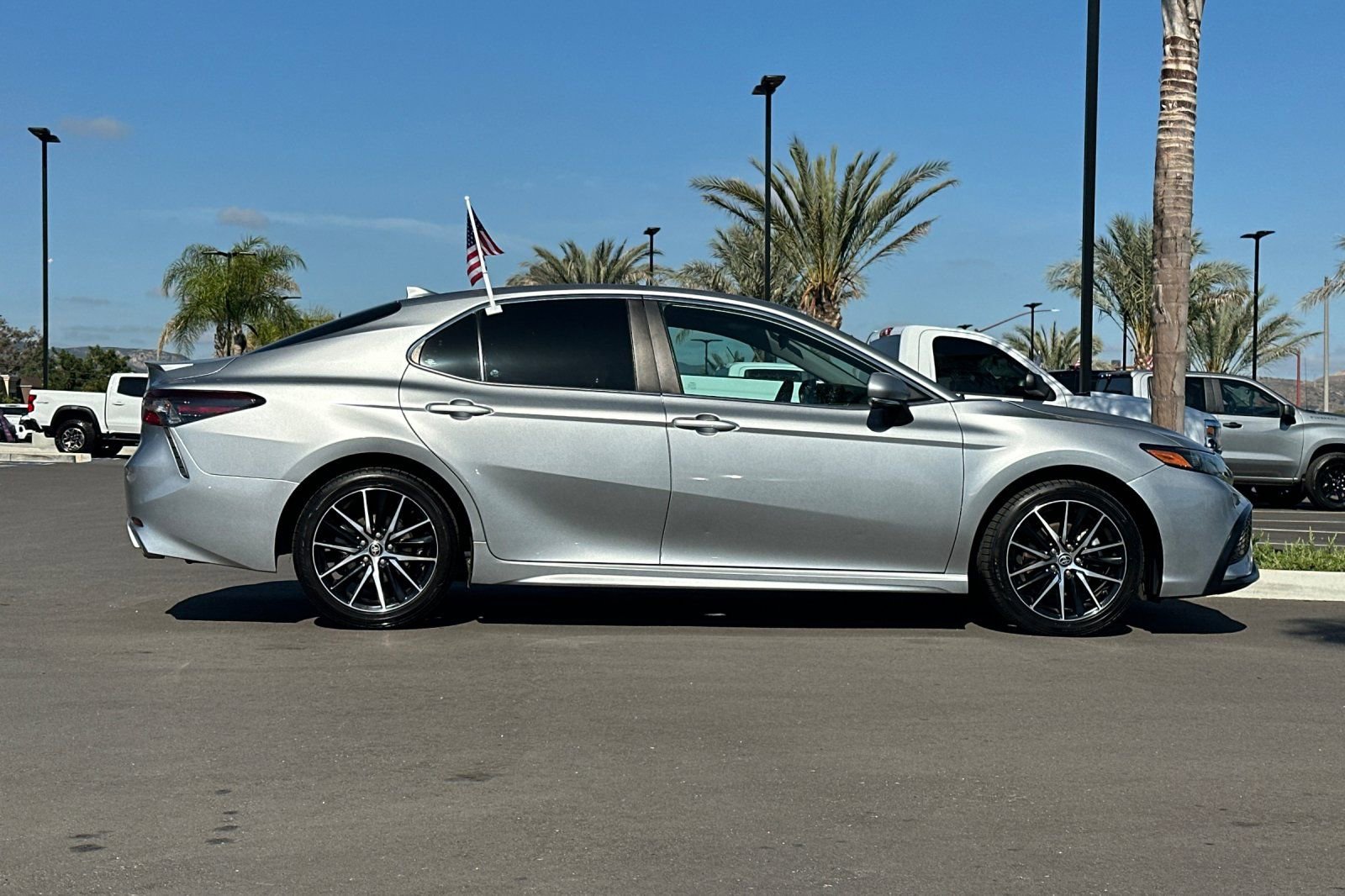 Used 2022 Toyota Camry SE w/ Carpet Mat Package (TMS) FWD image 3