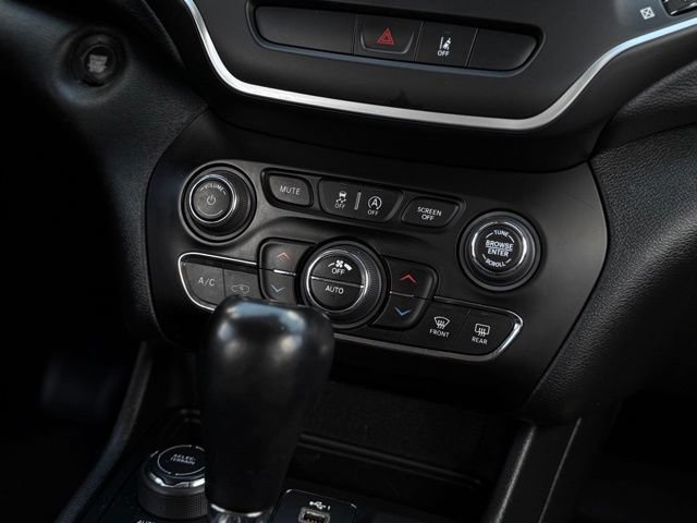 Used 2022 Jeep Cherokee Latitude Lux w/ Sun & Sound Group AWD/4WD image 24