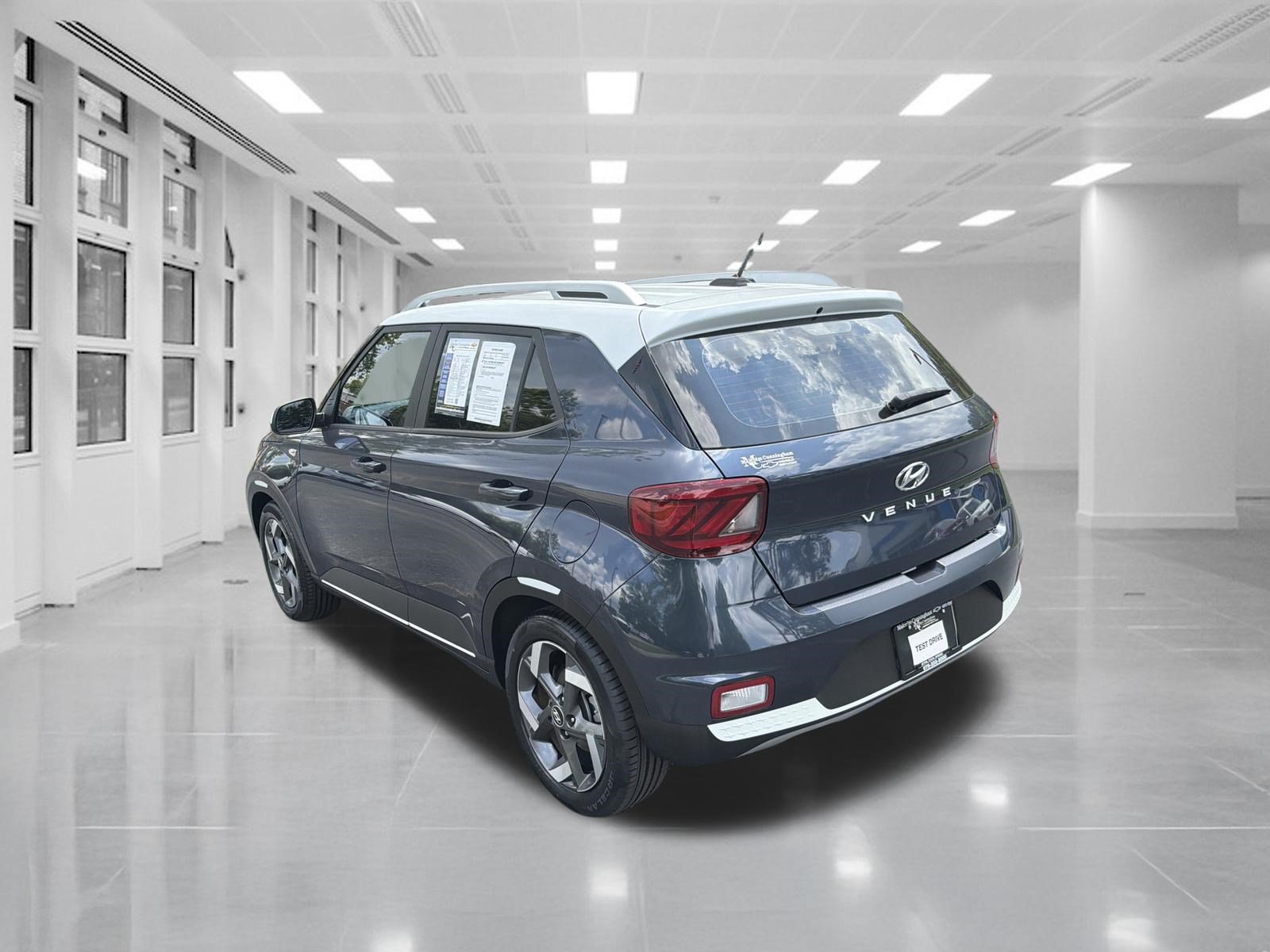 Used 2023 Hyundai Venue Limited FWD image 7