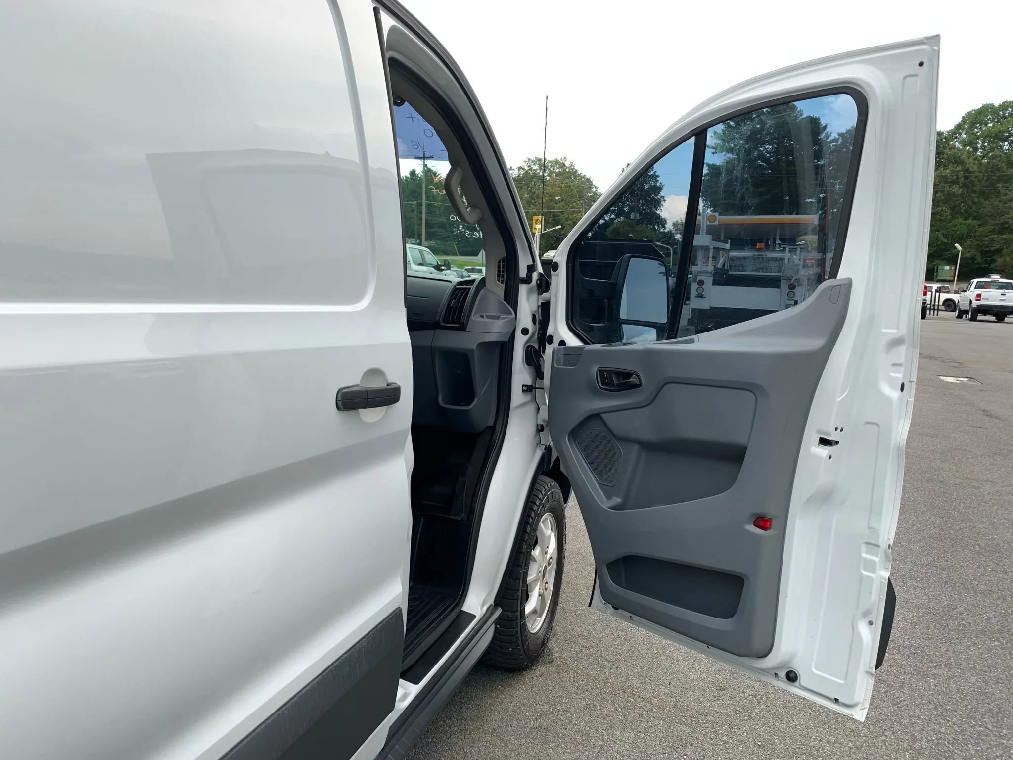 Used 2015 Ford Transit 250 130 Low Roof RWD image 22