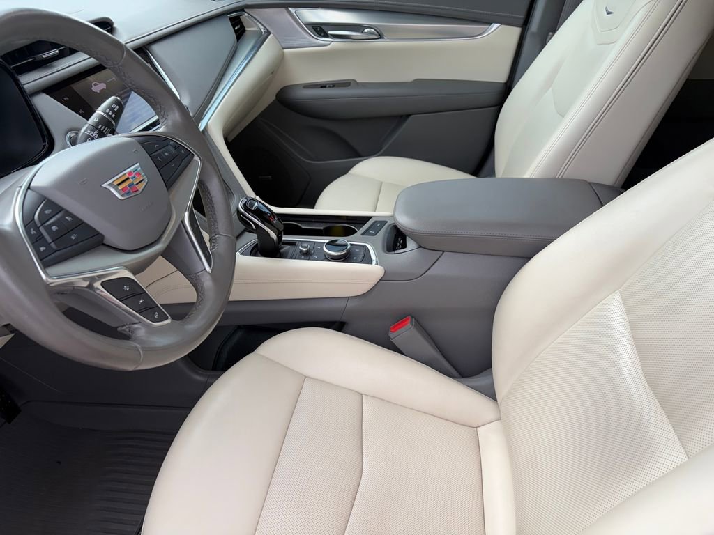 Used 2022 Cadillac XT5 Premium Luxury w/ Technology Package AWD/4WD image 9