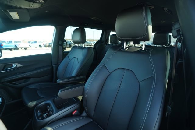 New 2026 Chrysler Pacifica Select FWD image 33