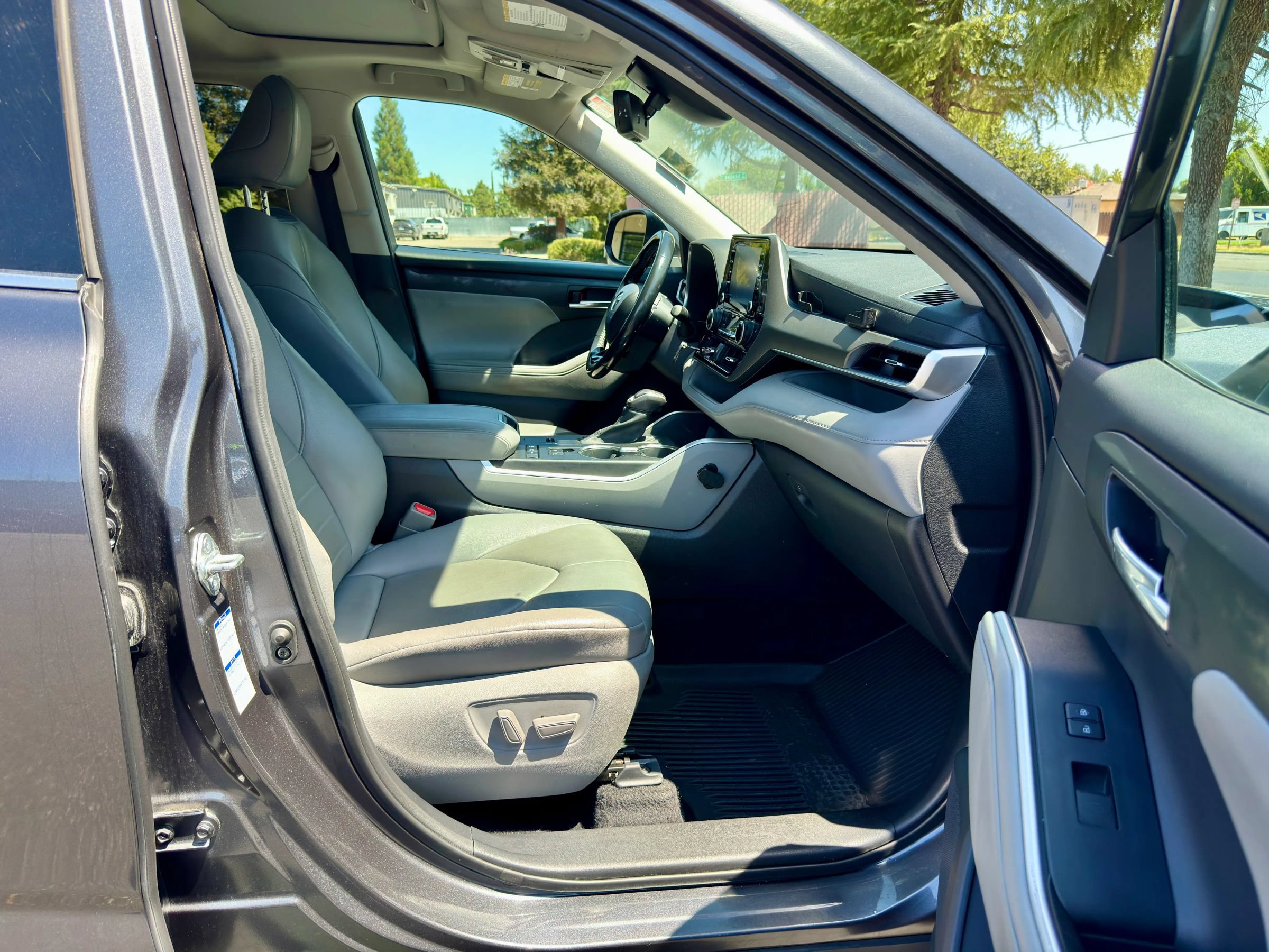Used 2021 Toyota Highlander XLE AWD/4WD image 9
