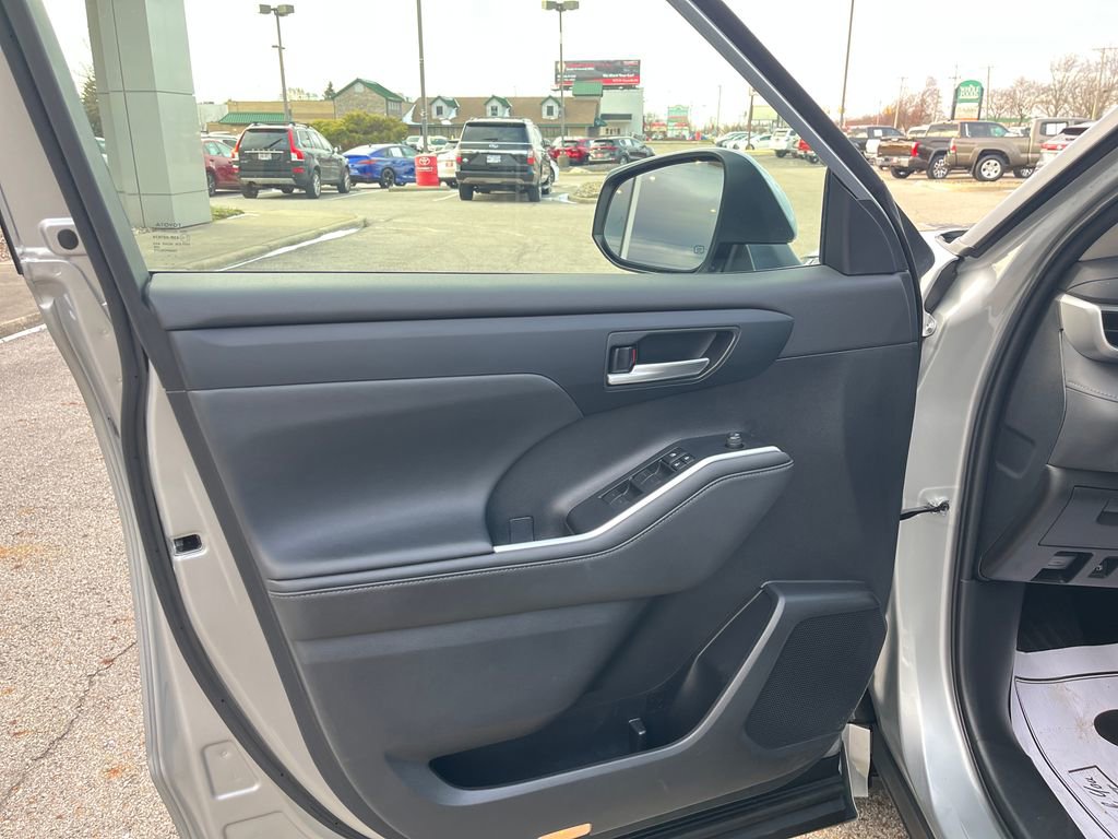 Used 2024 Toyota Highlander XLE image 11
