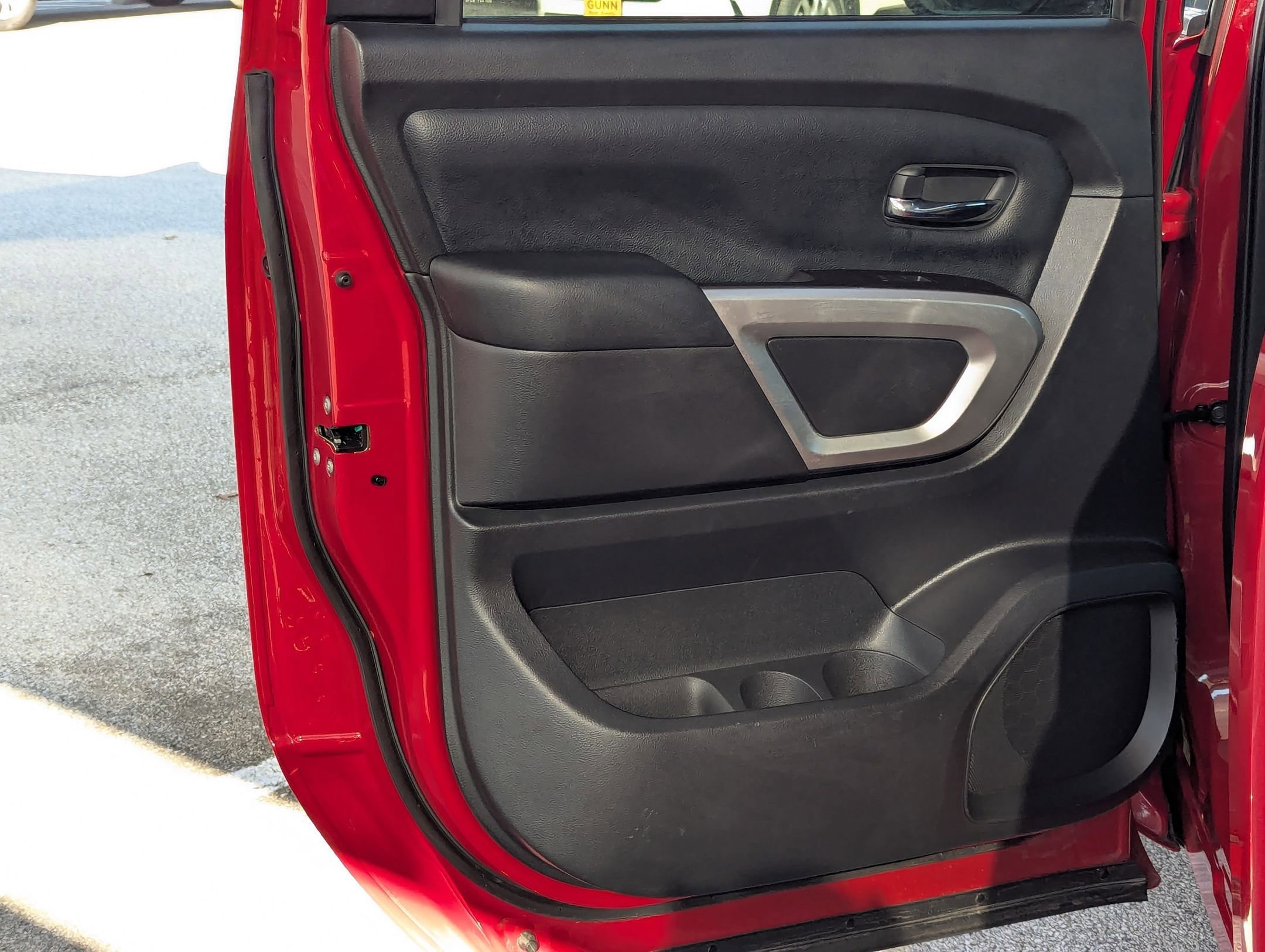 Used 2020 Nissan Titan SV image 16